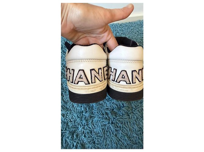Sneakers Chanel in pelle bianca e nera - vista 8