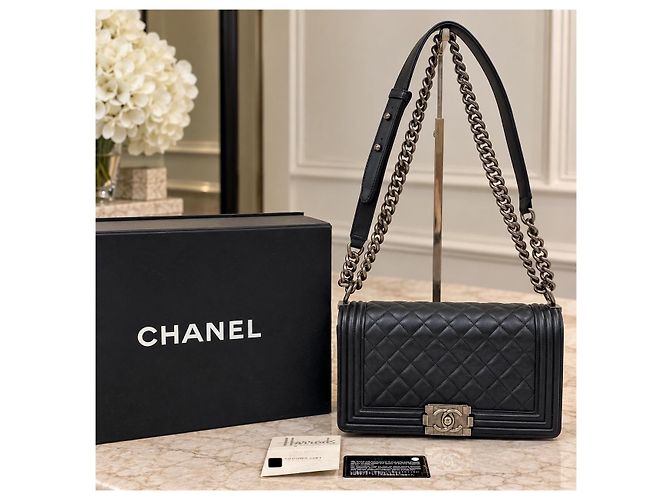 CHANEL Boy Medium Flap in lambskin matelassé nero - vista 2