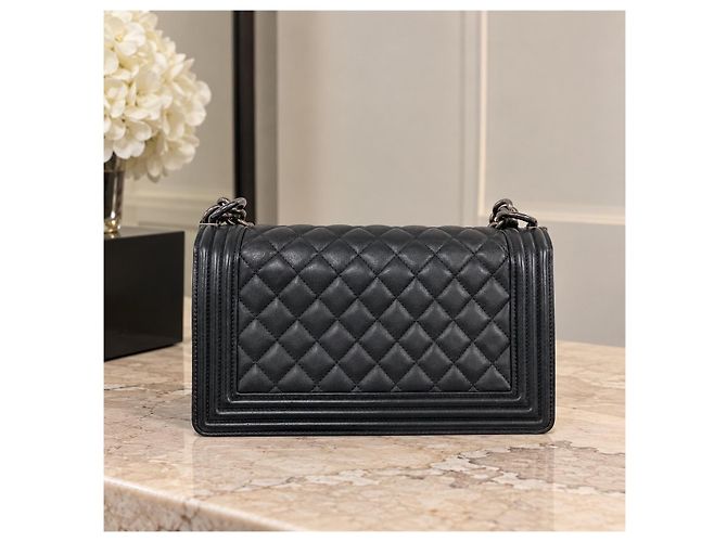CHANEL Boy Medium Flap in lambskin matelassé nero - vista 3