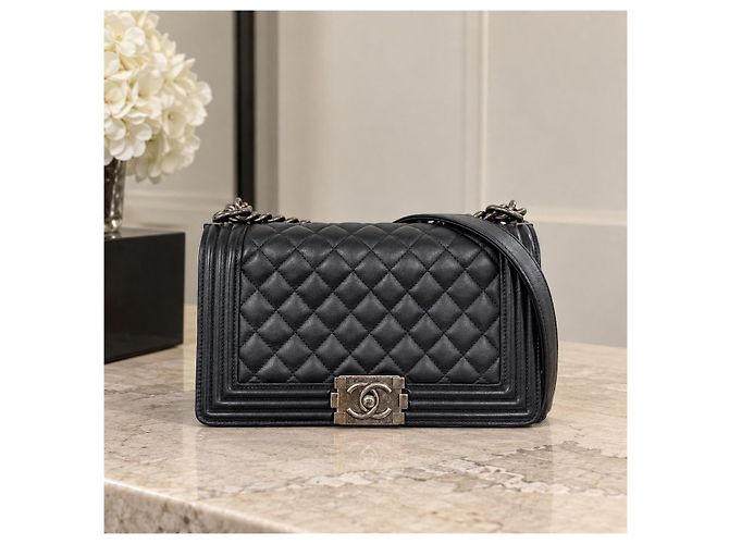 CHANEL Boy Medium Flap in lambskin matelassé nero - vista 4
