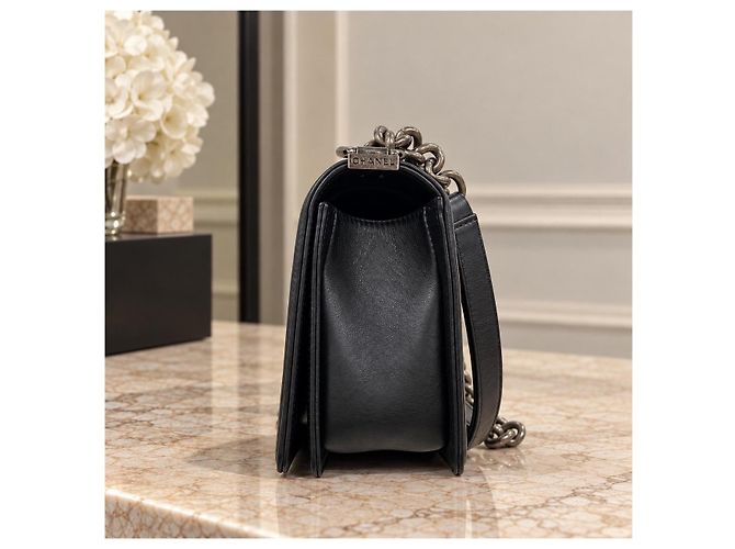 CHANEL Boy Medium Flap in lambskin matelassé nero - vista 5