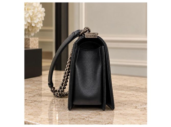 CHANEL Boy Medium Flap in lambskin matelassé nero - vista 6