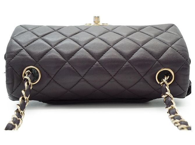 Chanel Mini Schultertasche aus gestepptem Lammleder mit einfacher Klappe und Kette - Ansicht 12