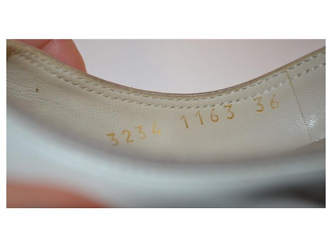 Gianvito Rossi Leder Slingback Pumps in Weiß und Grau - Ansicht 8