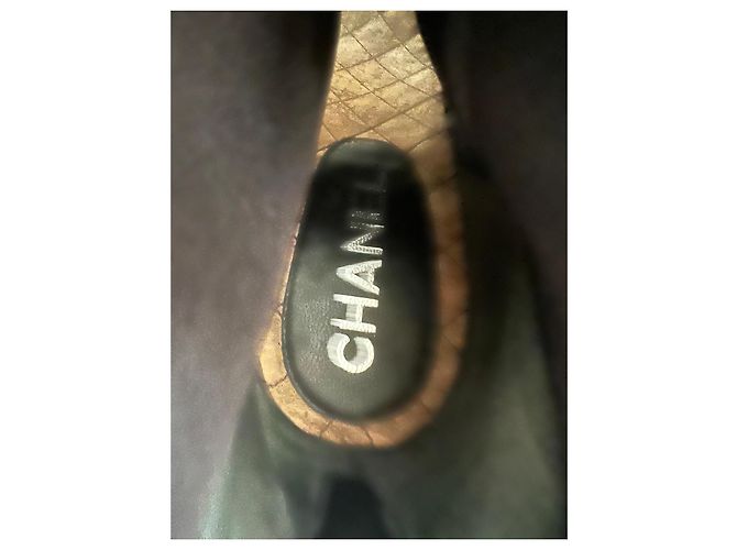 Stivaletti Chanel in pelle nera con camelia - vista 2