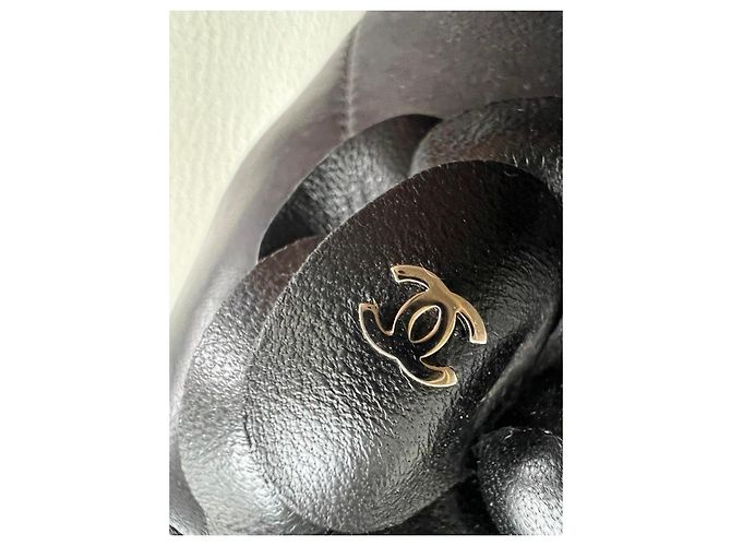 Stivaletti Chanel in pelle nera con camelia - vista 3