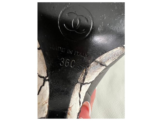 Stivaletti Chanel in pelle nera con camelia - vista 4