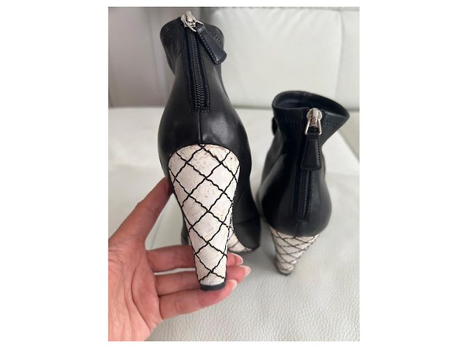 Stivaletti Chanel in pelle nera con camelia - vista 6