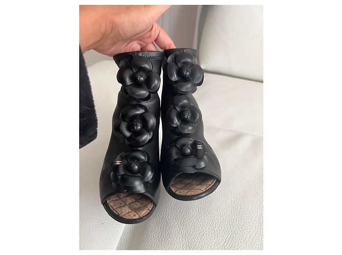 Stivaletti Chanel in pelle nera con camelia - vista 7
