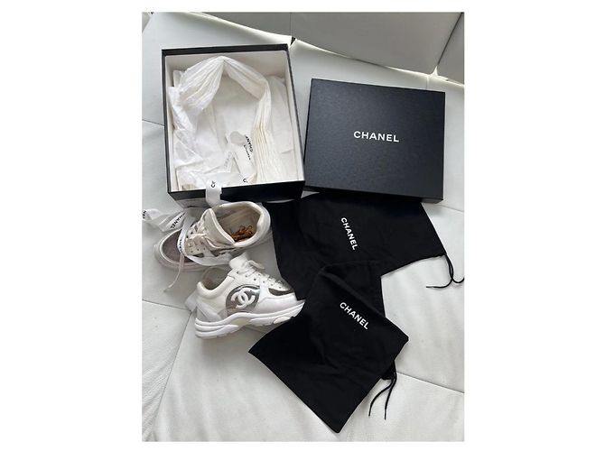 Baskets Chanel en cuir blanc et transparent - vue 11
