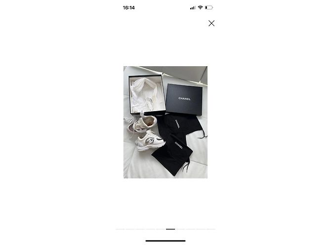 Baskets Chanel en cuir blanc et transparent - vue 2