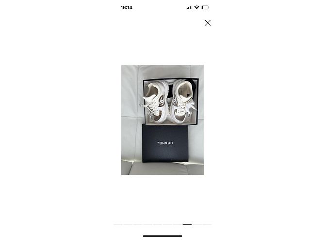 Baskets Chanel en cuir blanc et transparent - vue 4