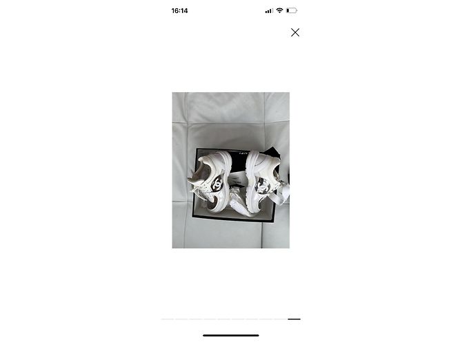 Baskets Chanel en cuir blanc et transparent - vue 6