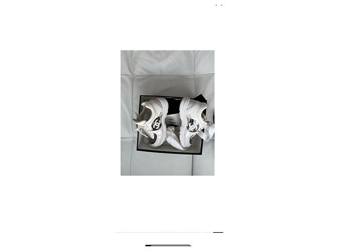 Baskets Chanel en cuir blanc et transparent - vue 9