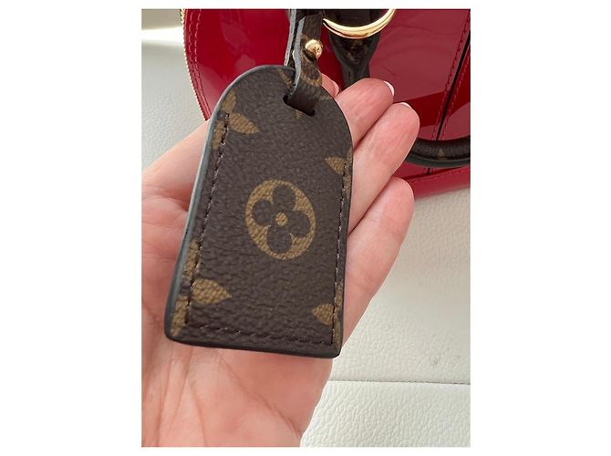 Louis Vuitton Alma BB in vernice rossa - vista 2