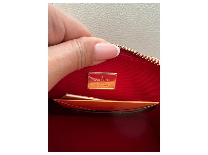 Louis Vuitton Alma BB in vernice rossa - vista 3