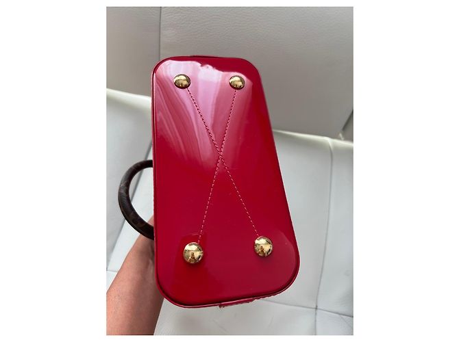Louis Vuitton Alma BB in vernice rossa - vista 4