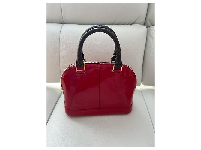 Louis Vuitton Alma BB in vernice rossa - vista 6