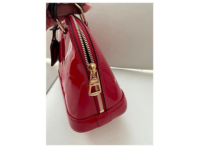 Louis Vuitton Alma BB in vernice rossa - vista 7