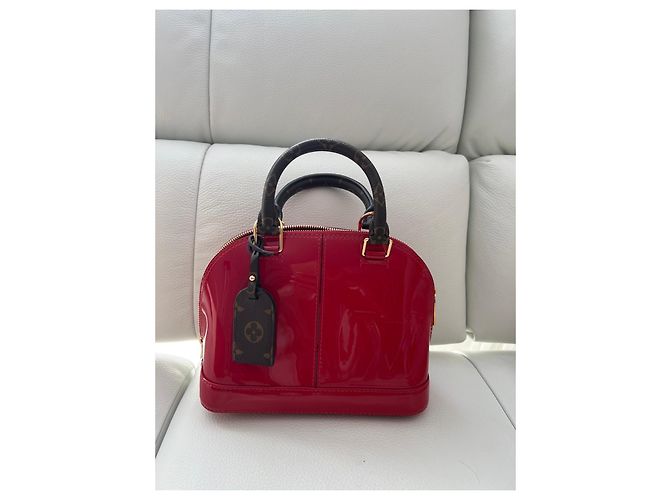 Louis Vuitton Alma BB in vernice rossa - vista 8