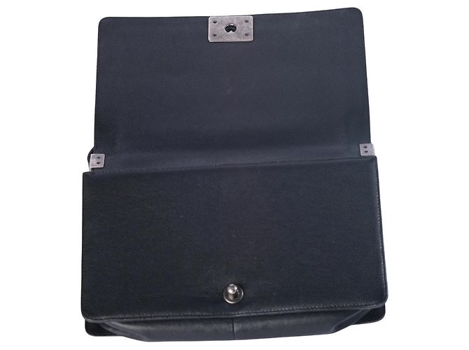 Bolsa de Ombro Chanel Boy Medium em Couro Matelassê - vista 6