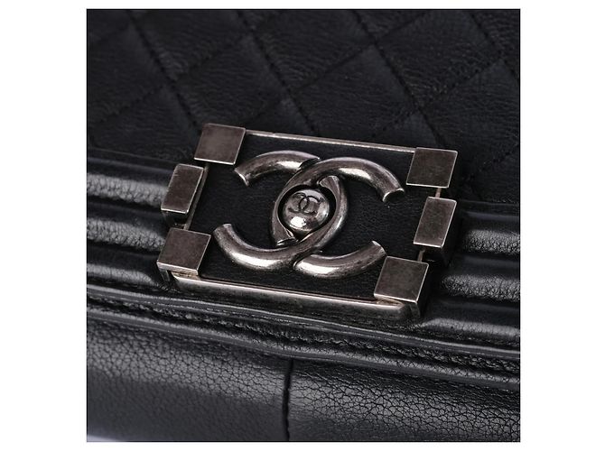 Bolsa de Ombro Chanel Boy Medium em Couro Matelassê - vista 9