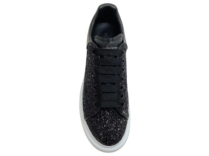 Alexander McQueen Sapatilhas Oversized com Glitter Preto Preto / Branco - vista 4