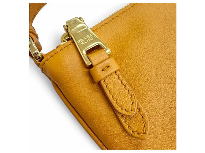 Borsa a tracolla Prada in pelle grana morbida con logo triangolare - vista 10