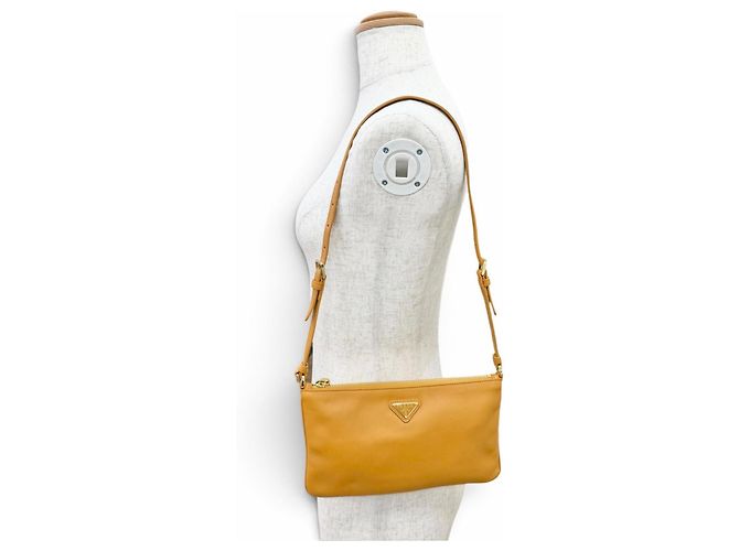 Borsa a tracolla Prada in pelle grana morbida con logo triangolare - vista 3