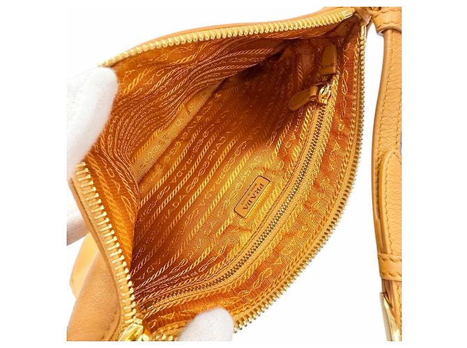 Borsa a tracolla Prada in pelle grana morbida con logo triangolare - vista 7