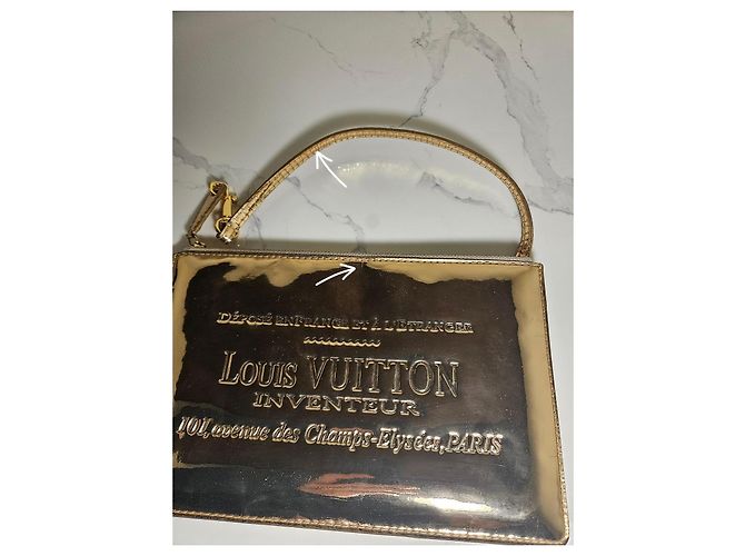 Louis Vuitton Pochette Platy Mirror in vernice dorata - vista 10