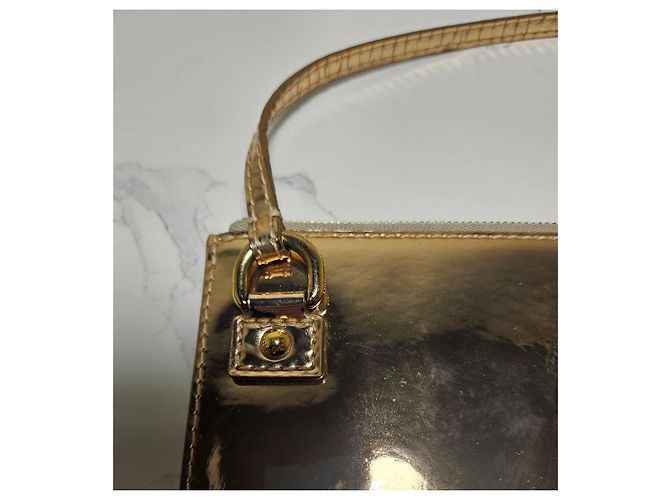 Louis Vuitton Pochette Platy Mirror in vernice dorata - vista 12