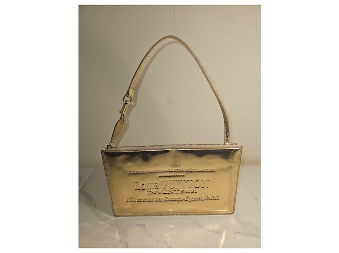 Louis Vuitton Pochette Platy Mirror in vernice dorata - vista 2