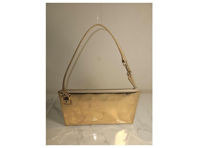 Louis Vuitton Pochette Platy Mirror in vernice dorata - vista 3