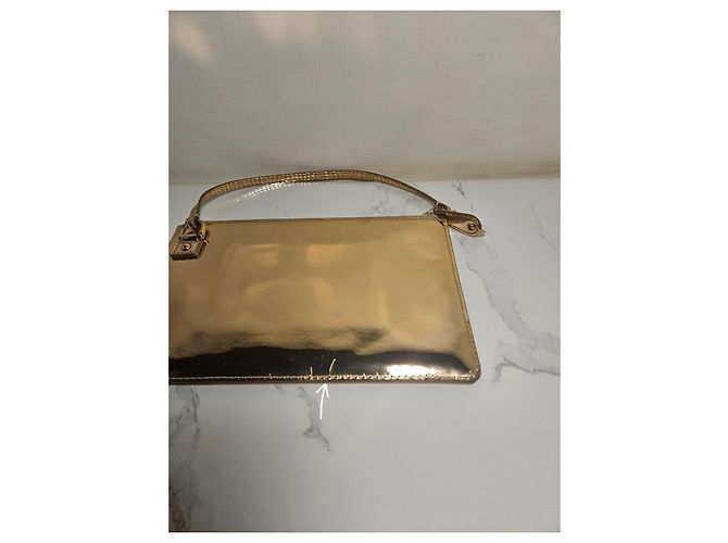 Louis Vuitton Pochette Platy Mirror in vernice dorata - vista 4