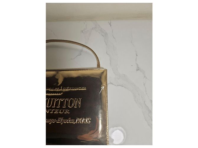 Louis Vuitton Pochette Platy Mirror in vernice dorata - vista 5
