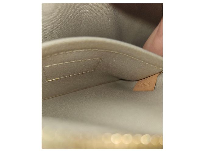 Louis Vuitton Pochette Platy Mirror in vernice dorata - vista 7