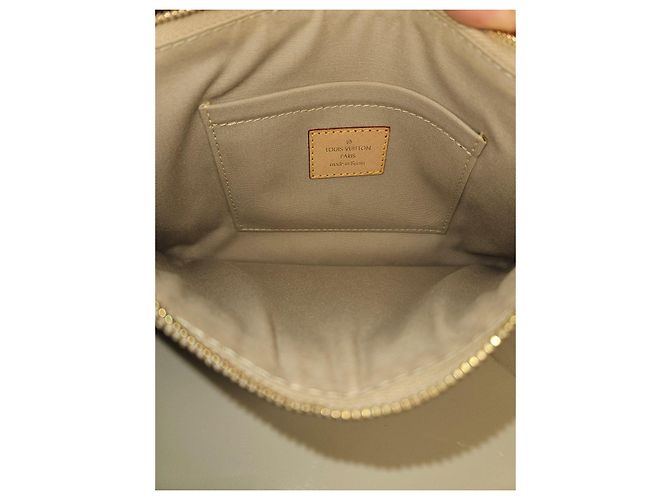 Louis Vuitton Pochette Platy Mirror in vernice dorata - vista 9
