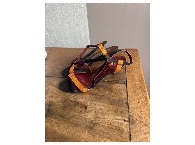 Karine Arabian sandali con tacco in pelle nera e oro - vista 2