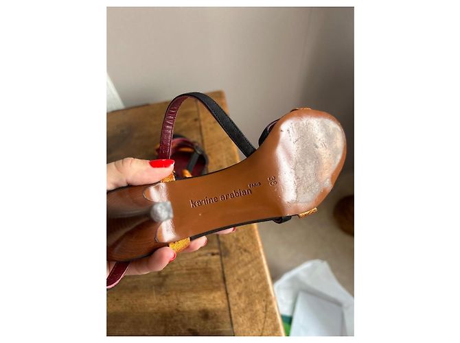 Karine Arabian sandali con tacco in pelle nera e oro - vista 5