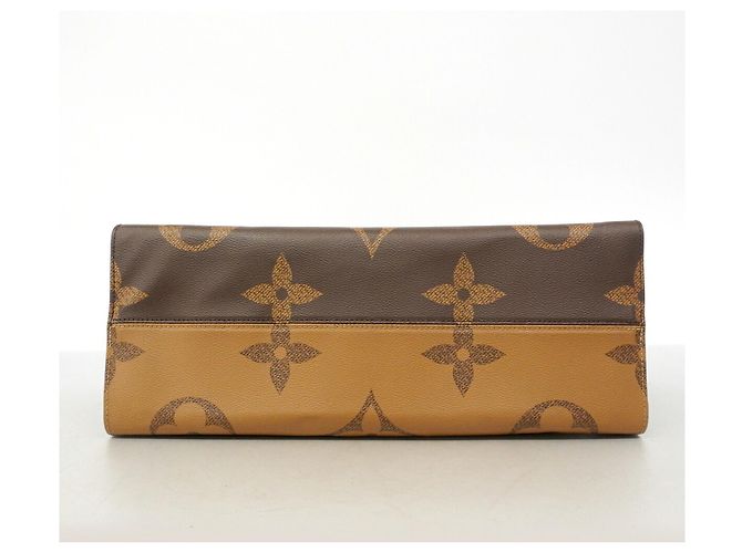 Saco Tote Louis Vuitton Monogram Giant Reverse OnTheGo GM - vista 3
