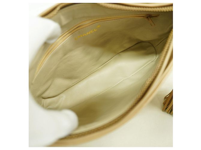 Borsa a tracolla Chanel Matelassé in pelle beige - vista 4