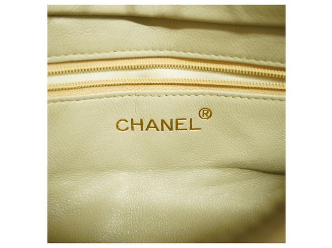 Borsa a tracolla Chanel Matelassé in pelle beige - vista 5