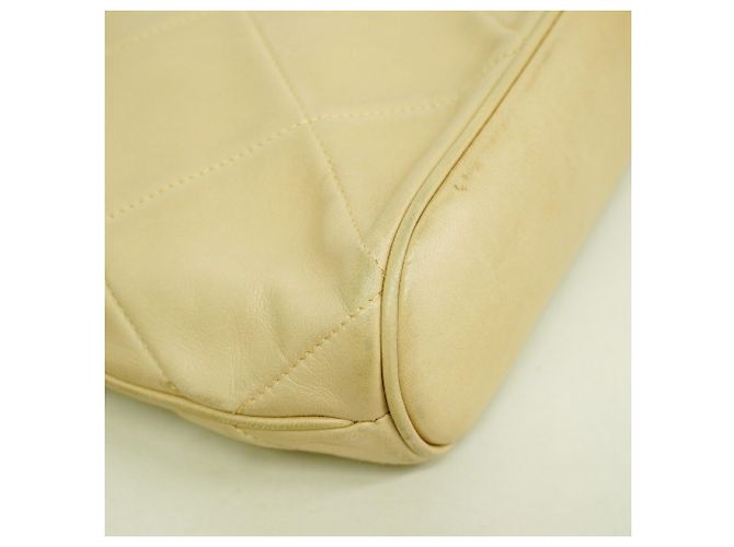 Borsa a tracolla Chanel Matelassé in pelle beige - vista 7