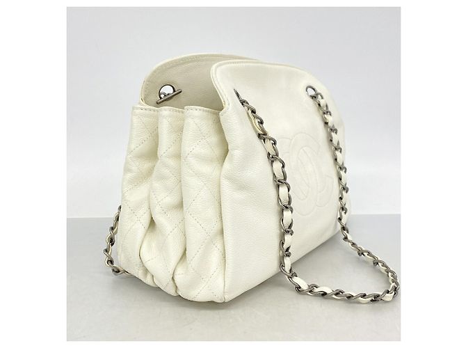 Borsa a tracolla Chanel in pelle di vitello grana bianca - vista 2