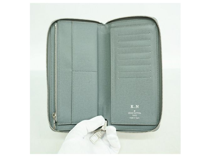 Louis Vuitton Taiga Zippy Wallet Vertical M32601 - vista 3