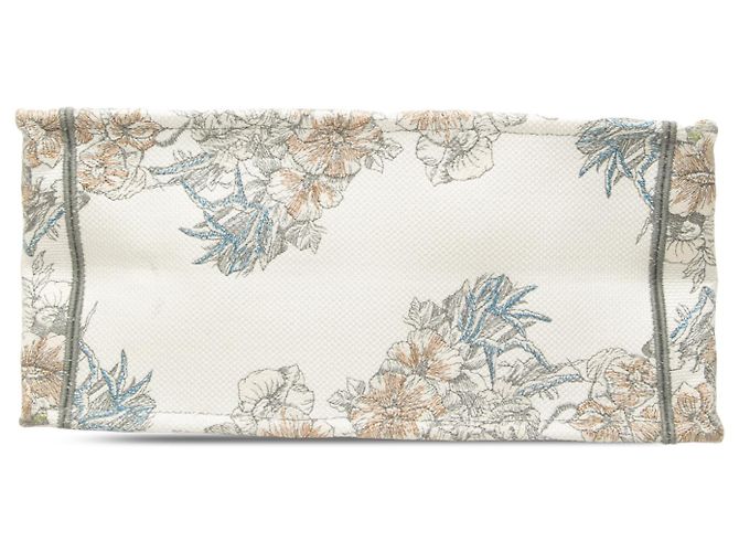 Dior Book Tote Medium in tela ricamata bianca Rêve d'Infini - vista 3