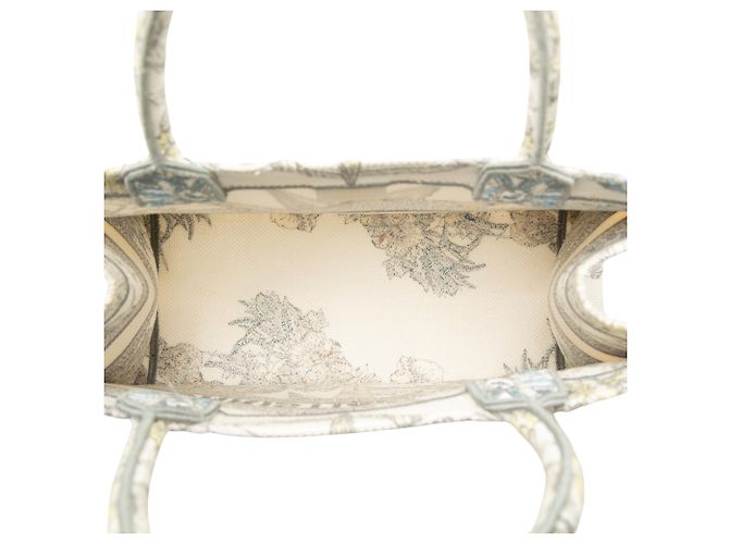 Dior Book Tote Medium in tela ricamata bianca Rêve d'Infini - vista 4