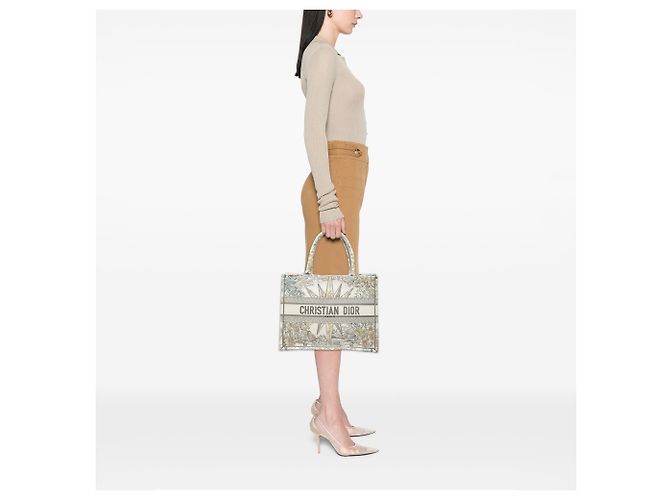 Dior Book Tote Medium in tela ricamata bianca Rêve d'Infini - vista 6