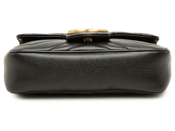 Gucci Mini GG Marmont Matelassè in pelle di vitello nera, borsa a tracolla con patta - vista 3